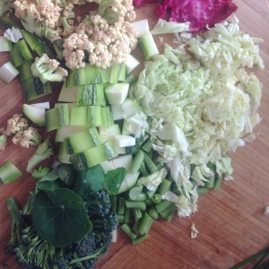 Květák, brokolice, kapusta, cuketa, řepa, česnek, lichořetišnice, fazolky. Foto: Sláma v botách